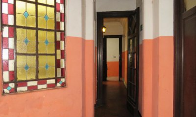 Venta edificio esquina que consta de casa de altos y 2 locales con renta en el Centro