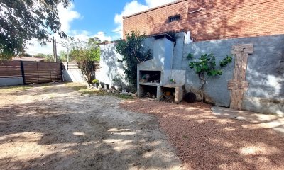 Se vende casa de dos dormitorios con espectacular terreno a una cuadra de la Rambla, Lomas de Solymar.
