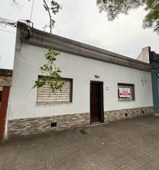 Venta amplia casa con buen terreno - Barrio Bella Vista