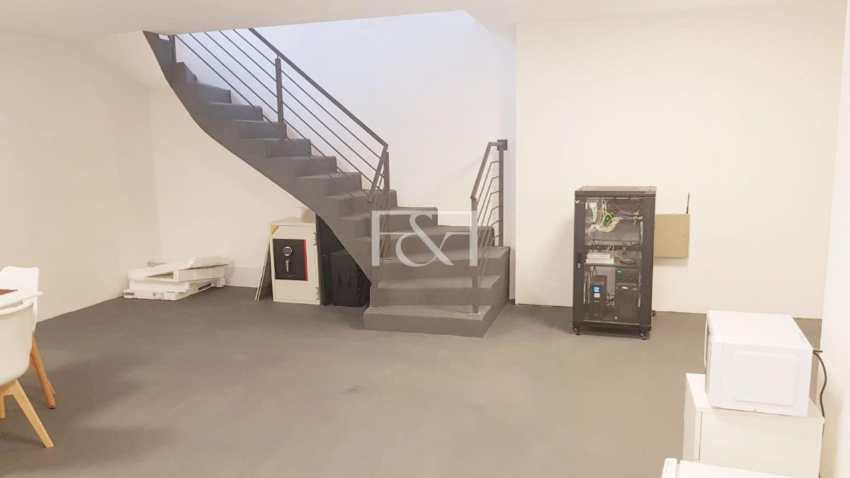 Local Comercial ID.1271 - Venta excelente Local Comercial Solo para inversión