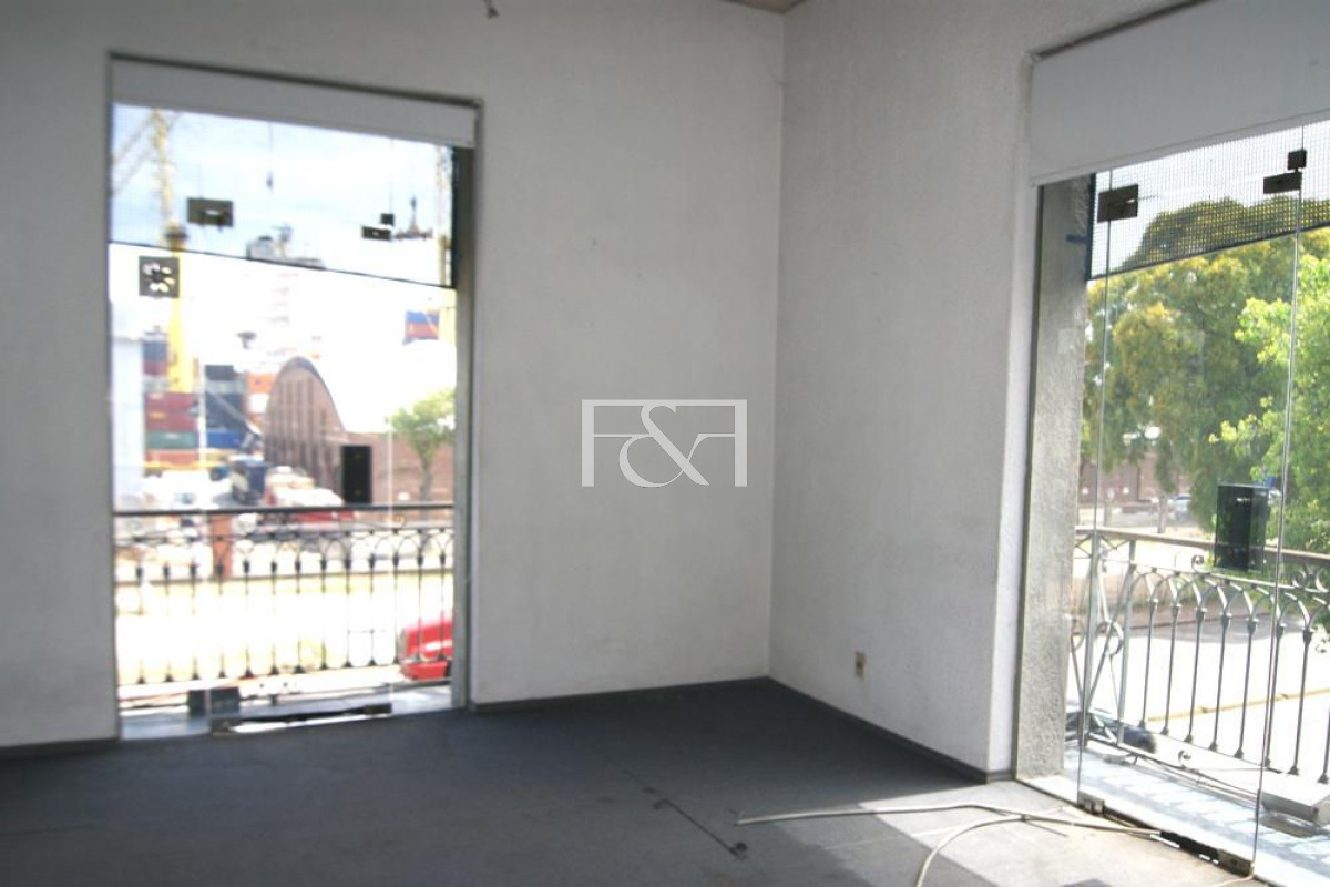 Local Comercial ID.1254 - Alquiler local oficina Rambla 25 De Agosto 001 Excelente Ubicación Frente A Puerto