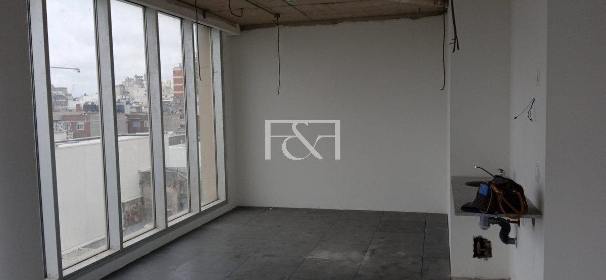 Local Comercial ID.2000 - Local Comercial En Alquiler Ubicado En Ciudad Vieja