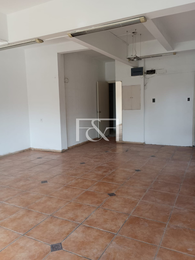 Local Comercial ID.2736 - Alquilo amplio local con vivienda sobre Avda Agraciada