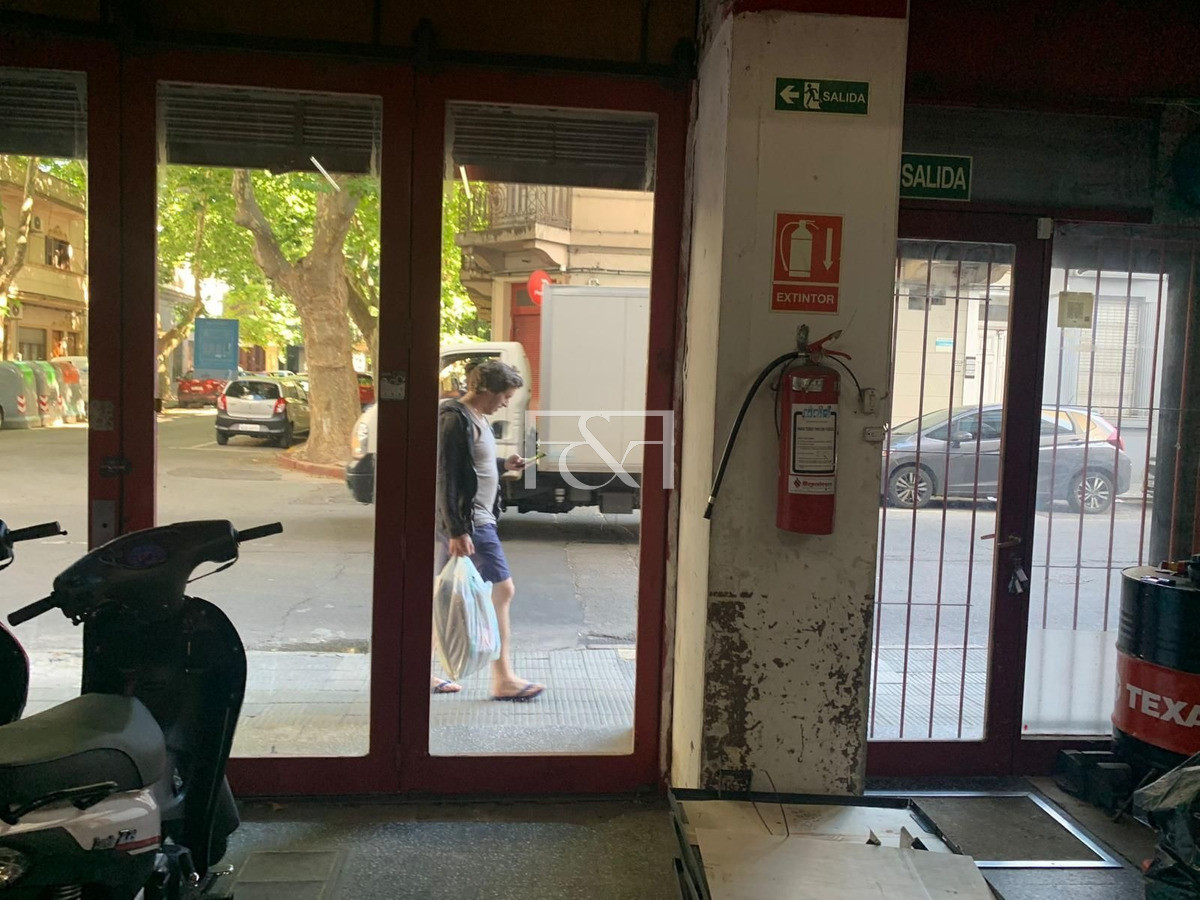 Local Comercial ID.242 - Se vende Local Comercial sobre 18 de julio !