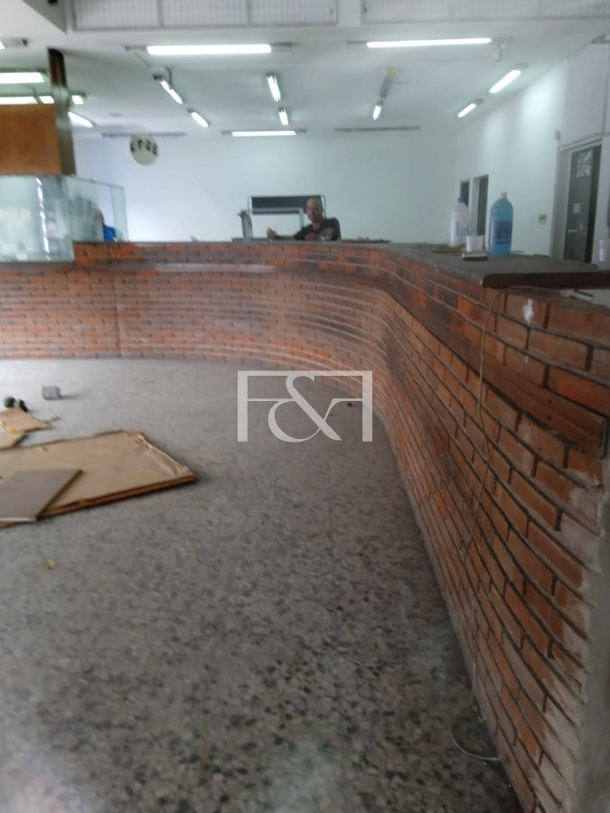 Local Comercial ID.2209 - Se alquila gran local esquina en zona de repuestos