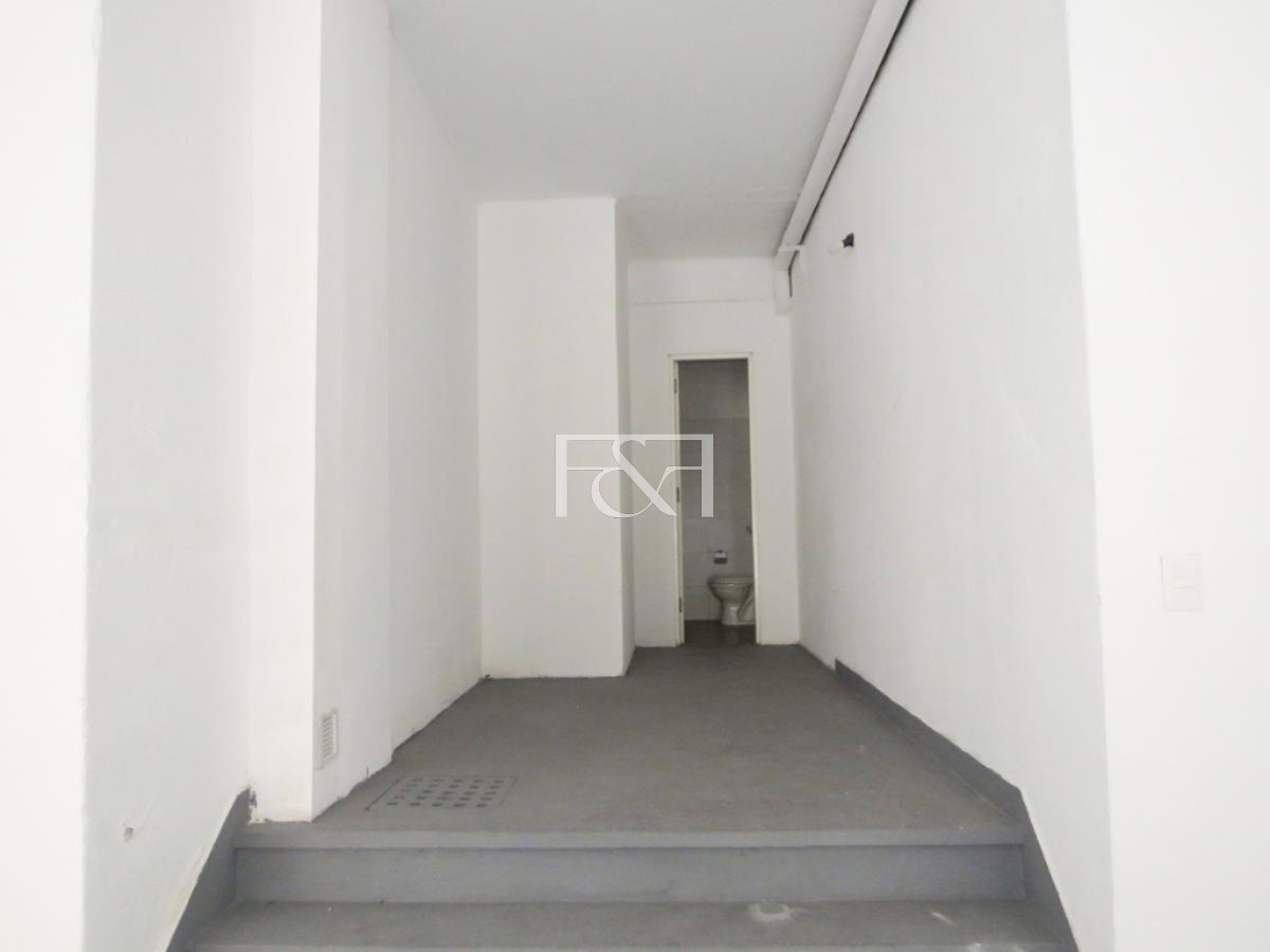 Local Comercial ID.2278 - LOCAL EN VENTA Cerrito esq. Treinta y Tres  102m2 Barrio Ciudad Vieja Apto profesional Si  1 ambientes Antiguedad 80 años