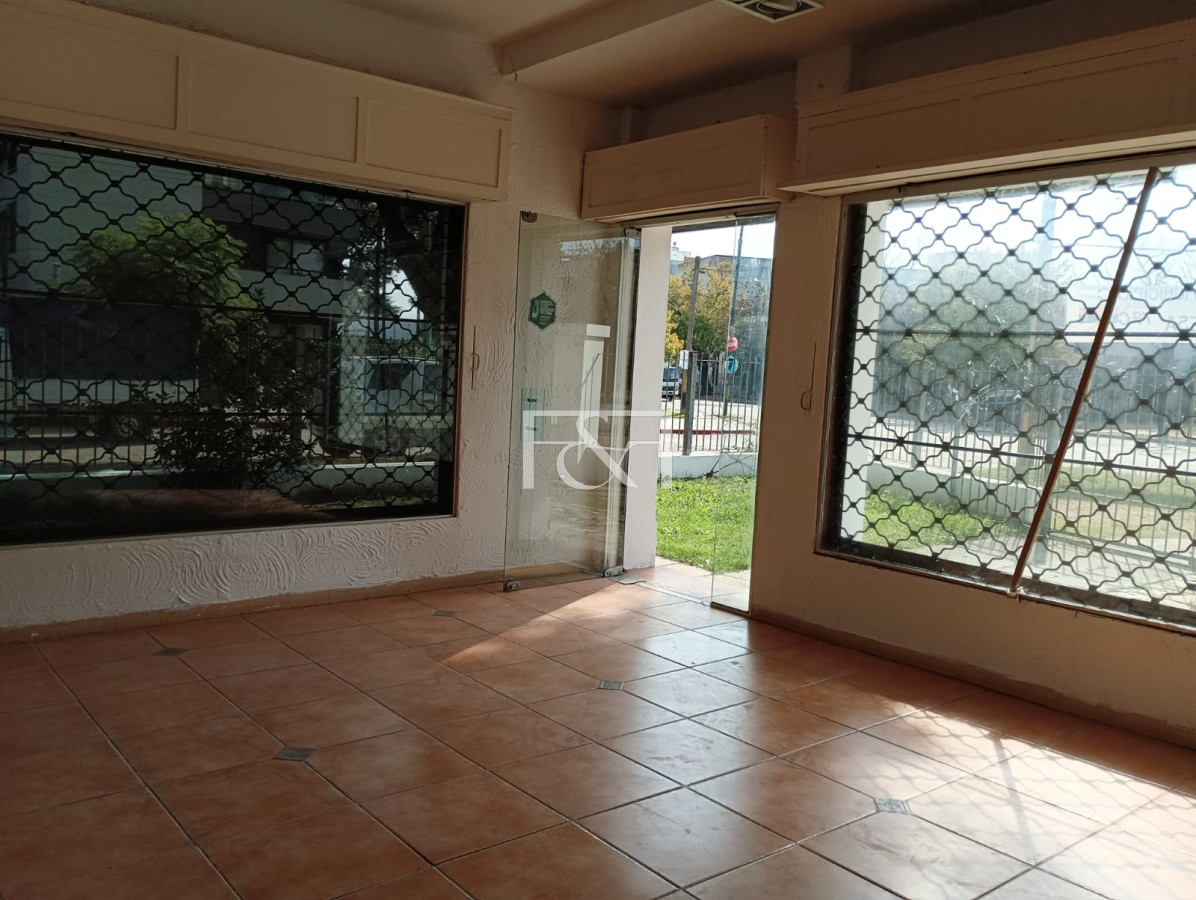 Local Comercial ID.2736 - Alquilo amplio local con vivienda sobre Avda Agraciada