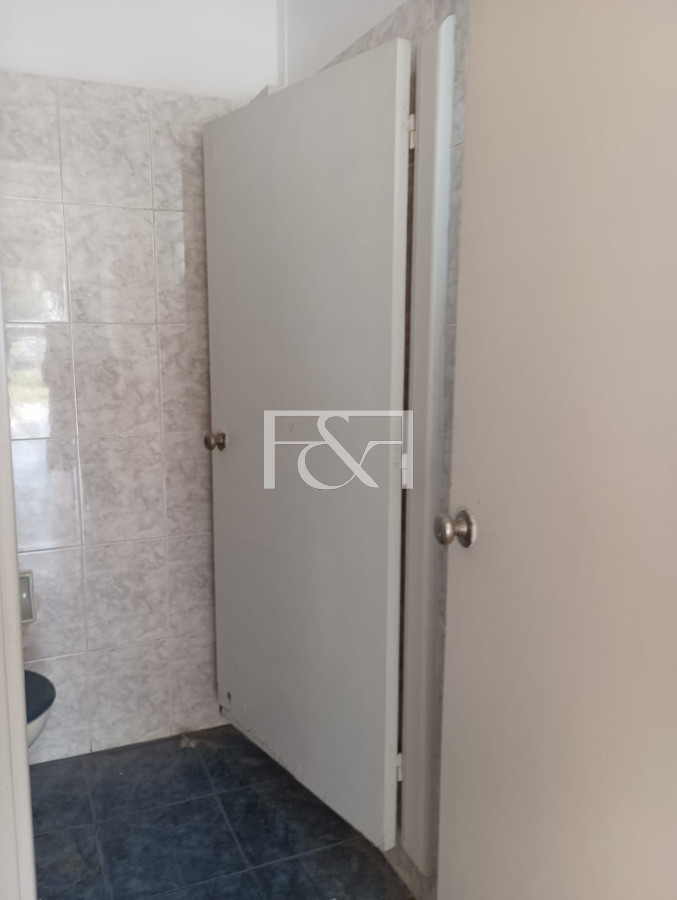 Local Comercial ID.2736 - Alquilo amplio local con vivienda sobre Avda Agraciada