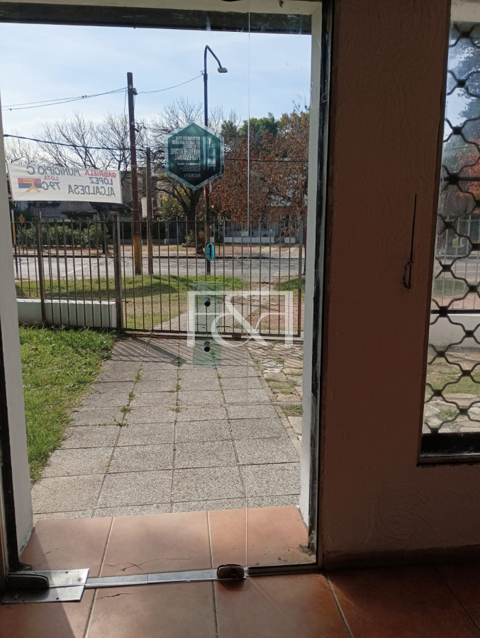 Local Comercial ID.2736 - Alquilo amplio local con vivienda sobre Avda Agraciada