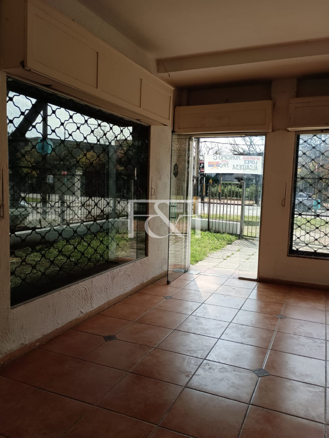 Local Comercial ID.2736 - Alquilo amplio local con vivienda sobre Avda Agraciada