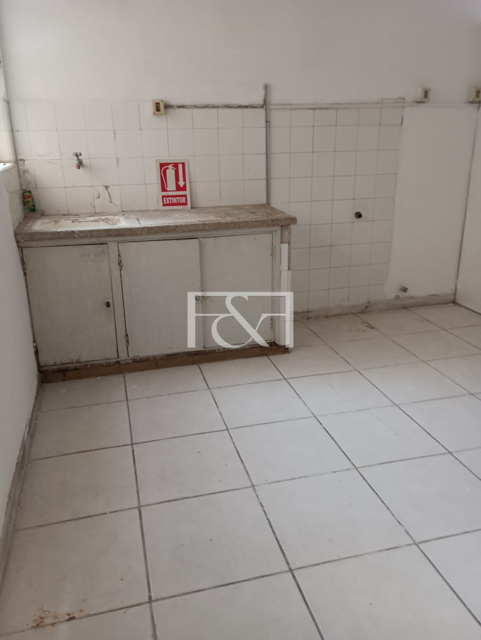 Local Comercial ID.2736 - Alquilo amplio local con vivienda sobre Avda Agraciada