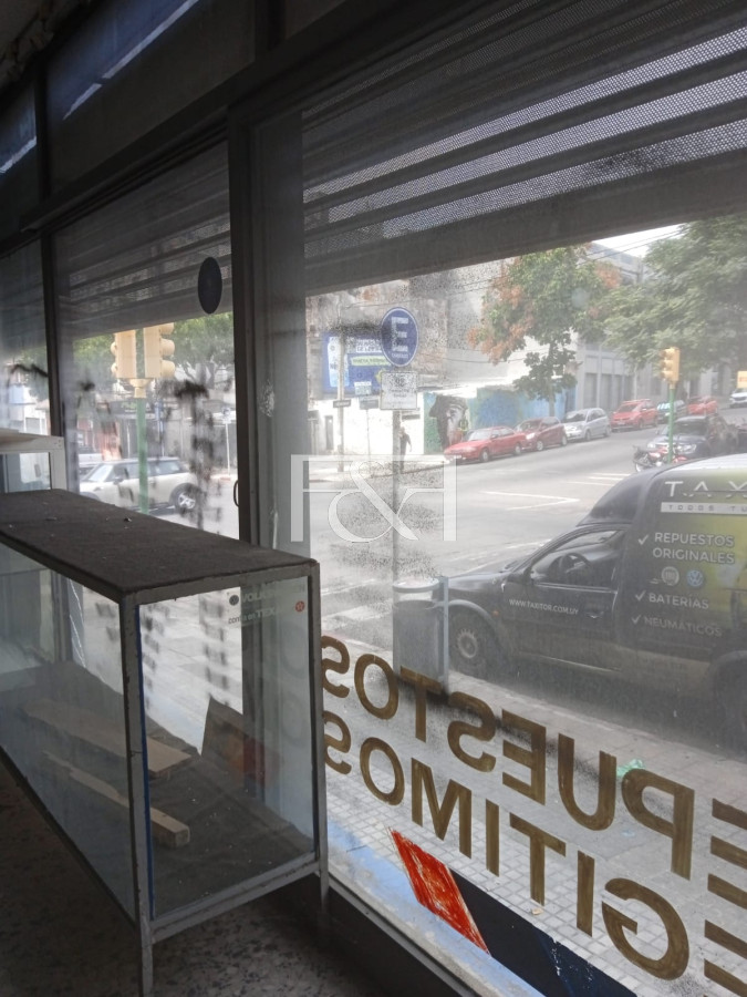 Local Comercial ID.2209 - Se alquila gran local esquina en zona de repuestos