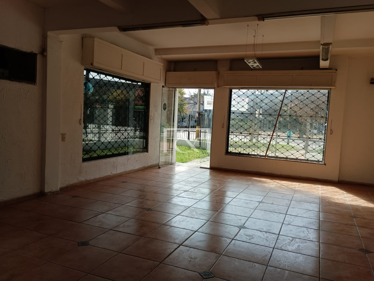 Local Comercial ID.2736 - Alquilo amplio local con vivienda sobre Avda Agraciada