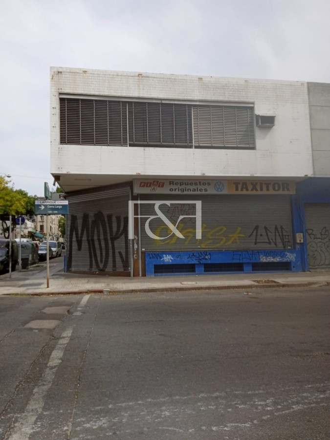 Local Comercial ID.2209 - Se alquila gran local esquina en zona de repuestos