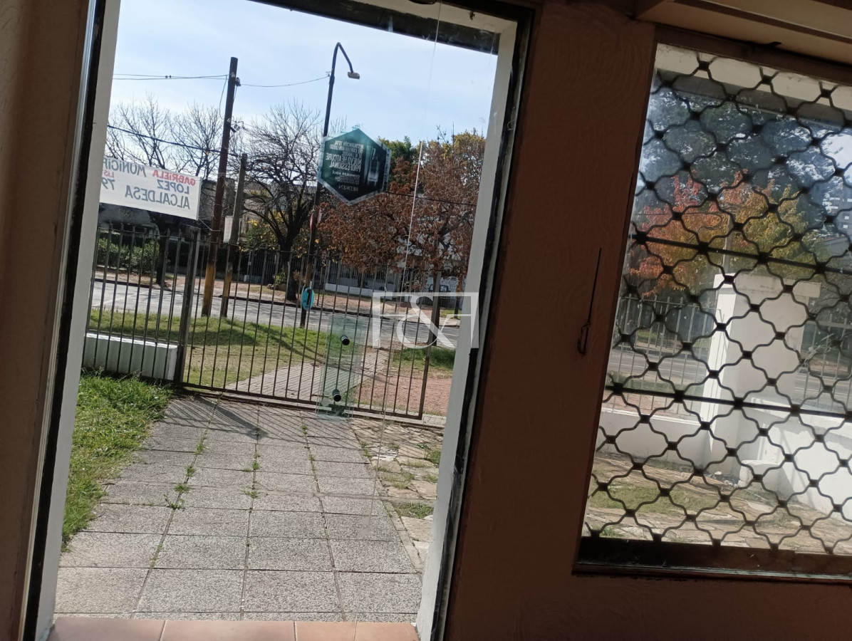 Local Comercial ID.2736 - Alquilo amplio local con vivienda sobre Avda Agraciada