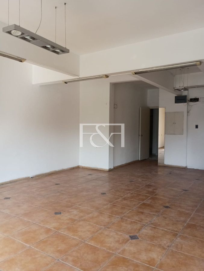 Local Comercial ID.2736 - Alquilo amplio local con vivienda sobre Avda Agraciada