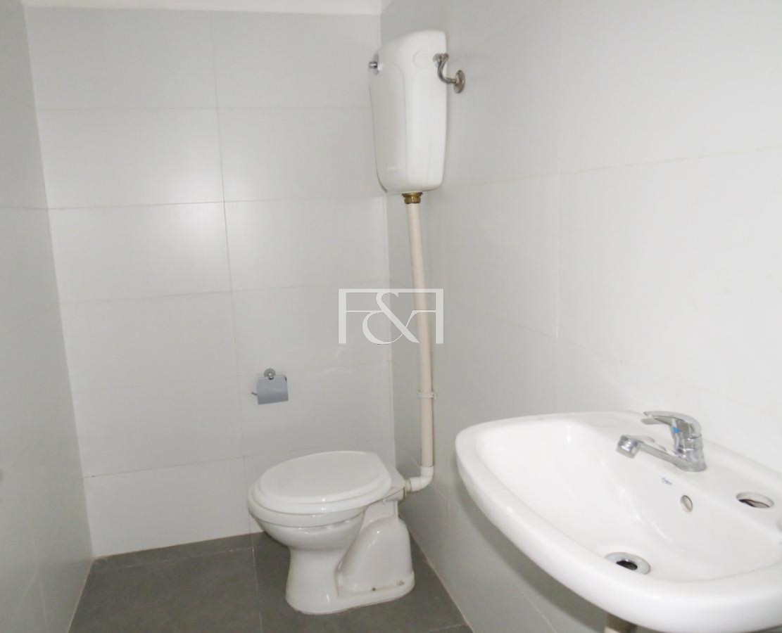 Local Comercial ID.2278 - LOCAL EN VENTA Cerrito esq. Treinta y Tres  102m2 Barrio Ciudad Vieja Apto profesional Si  1 ambientes Antiguedad 80 años