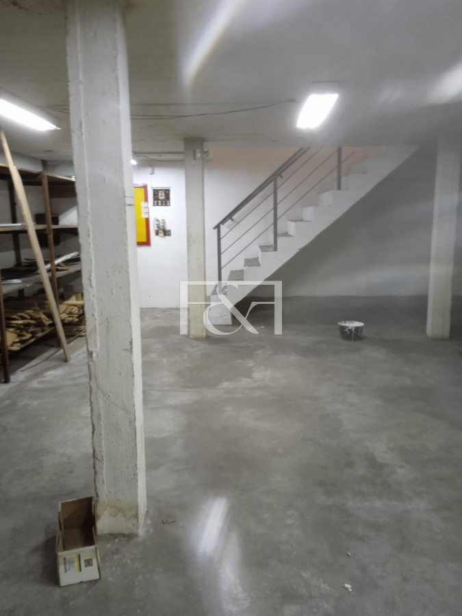 Local Comercial ID.2209 - Se alquila gran local esquina en zona de repuestos