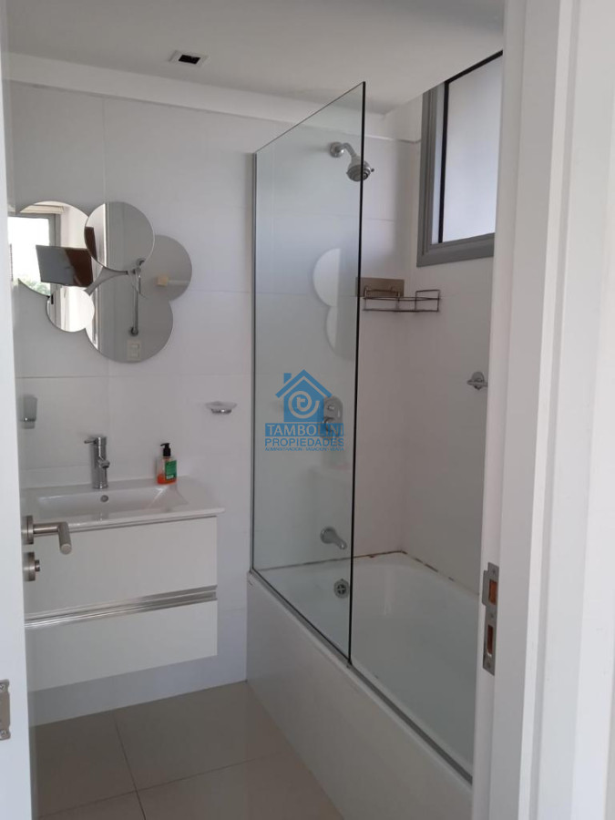 Apartamento ID.383 - Alquiler Anual en Brava 2 dormitorios Edif. con Amenities 