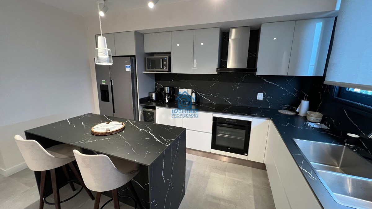 Apartamento ID.537 - Alquiler Anual - Hermoso Esquinero en Venetian frente al mar 