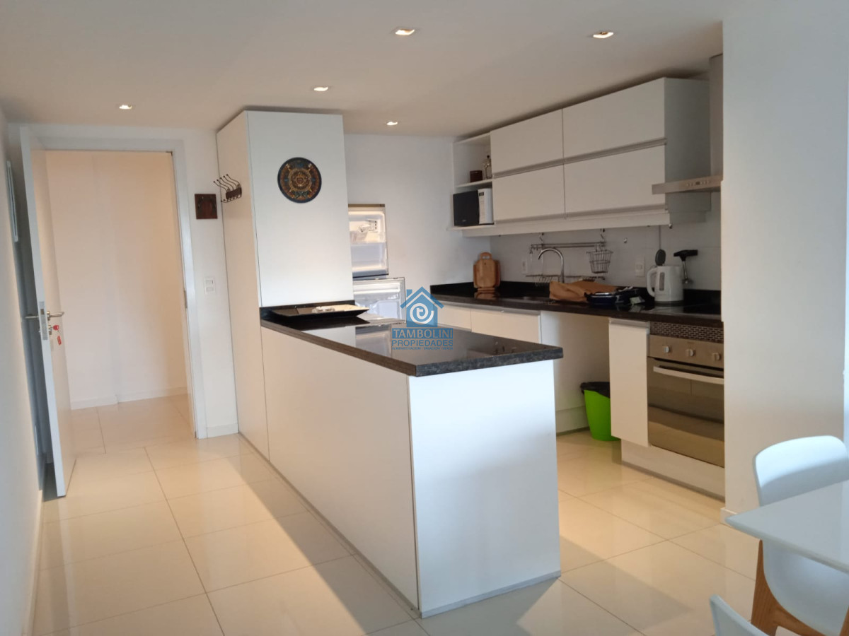 Apartamento ID.383 - Alquiler Anual en Brava 2 dormitorios Edif. con Amenities 