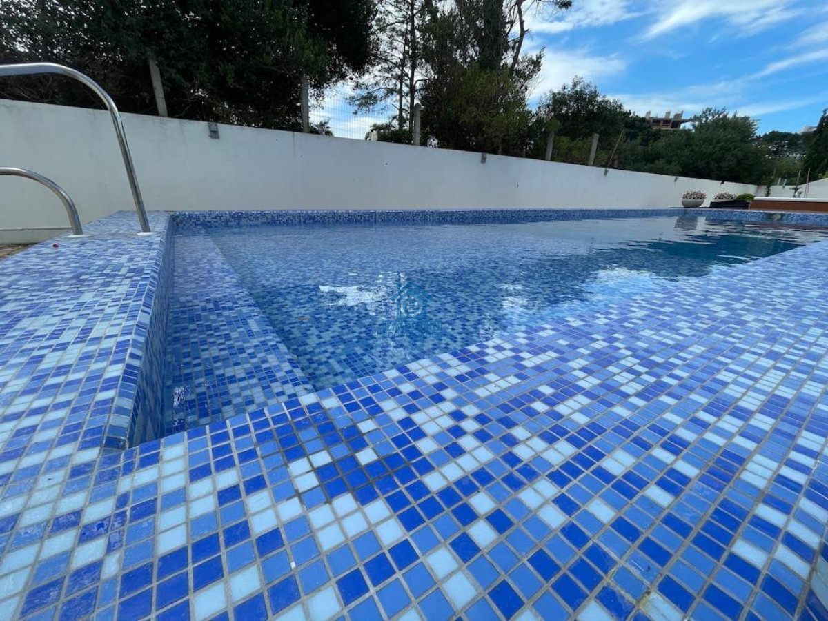 Apartamento ID.383 - Alquiler Anual en Brava 2 dormitorios Edif. con Amenities 