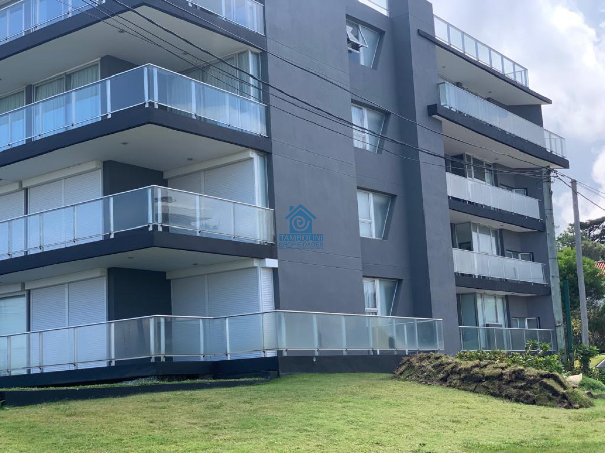 Apartamento ID.38 - Venta Departamento Mansa Edif. Frente al Mar 