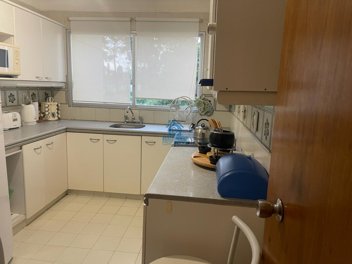 Apartamento ID.306 - Alquiler Anual en Punta del Este Edificio con Cancha de Tennis 