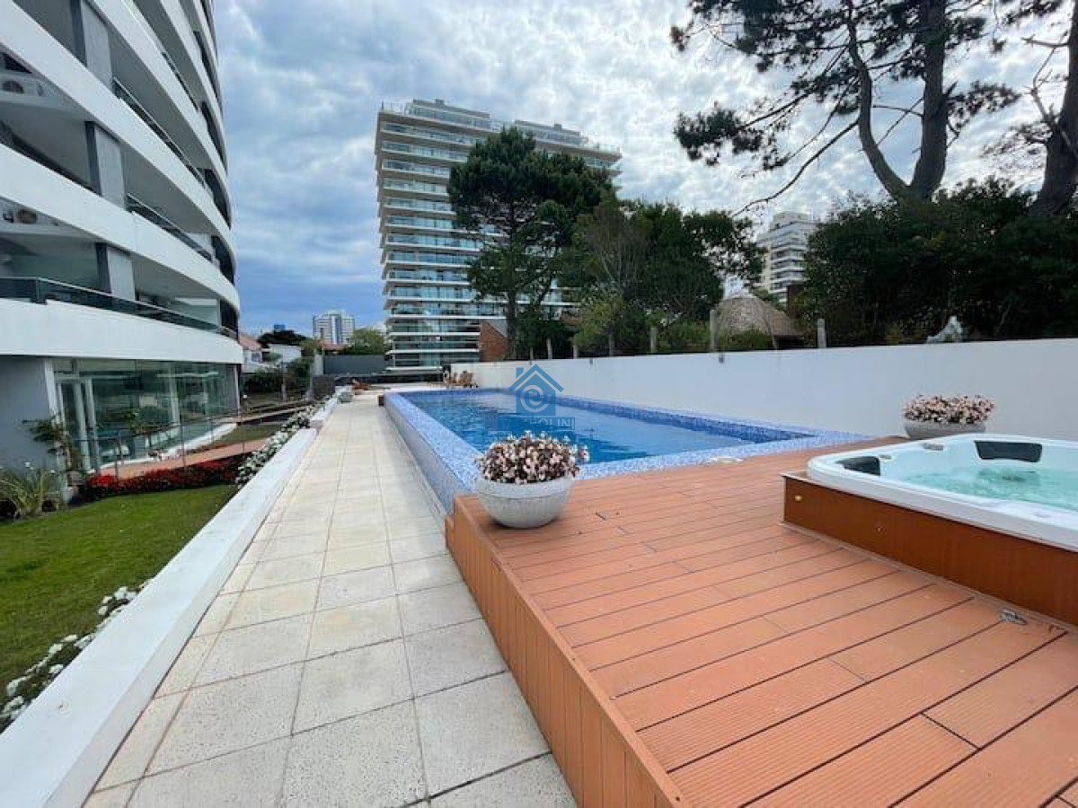 Apartamento ID.383 - Alquiler Anual en Brava 2 dormitorios Edif. con Amenities 