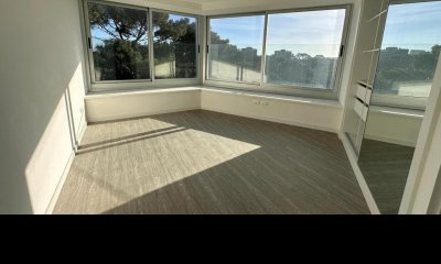 Departamento en venta Dos Dormitorios edificio con muy buenos servicios en Punta Del Este