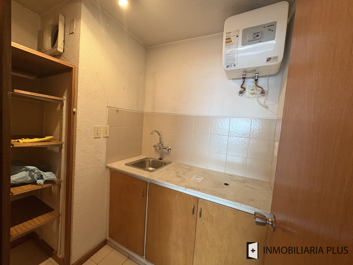 Apartamento ID.1471 - Alquiler de Monoambiente amplio u oficina sobre Av. 18 de Julio en Cordón a pasos de la Facultad de Derecho de Montevideo