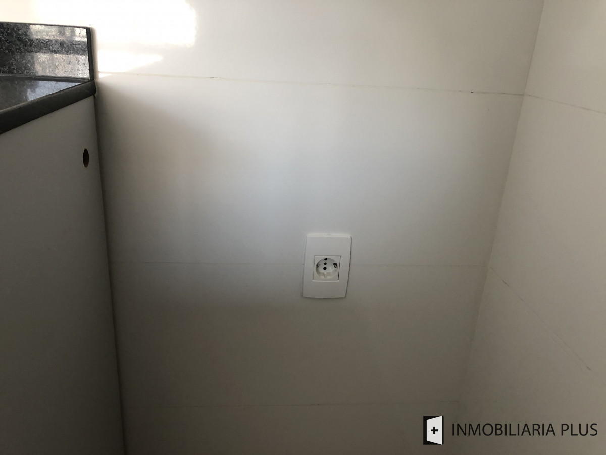 Apartamento ID.4 - Venta de Apartamento De 1 Dormitorio En Alquiler En El Centro Con Todos Los Servicios Frente A La Bahía De Montevideo C806-1209P