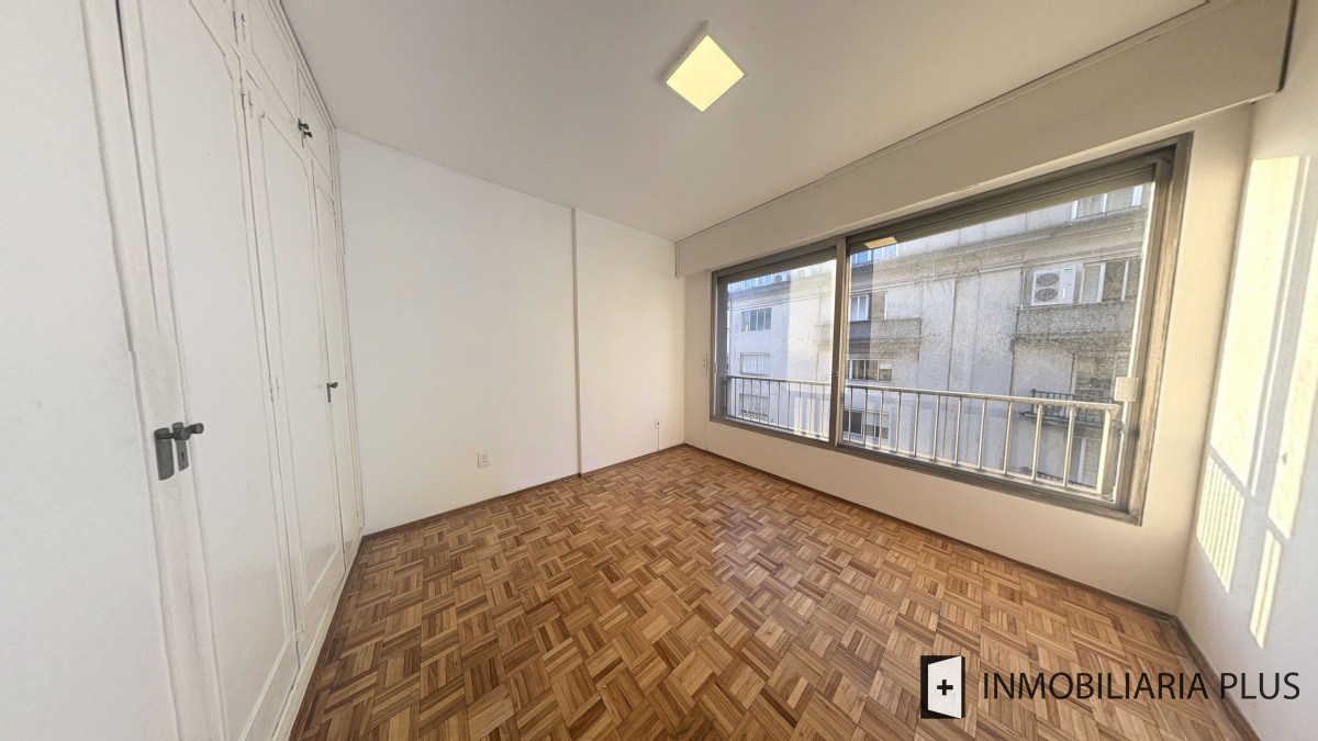 Apartamento ID.1475 - Venta de Apartamento de 3 Dormitorios 2 baños, Lavadero y Garaje en el centro de Montevideo