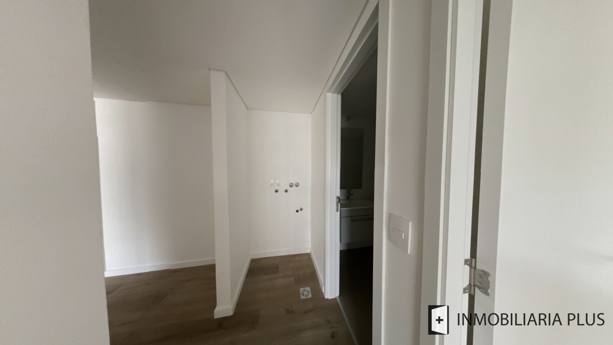 Apartamento ID.95 - Venta de Apartamento de 2 Dormitorios En El Centro Con Todos Los Servicios Frente A La Bahía De Montevideo C806-511P