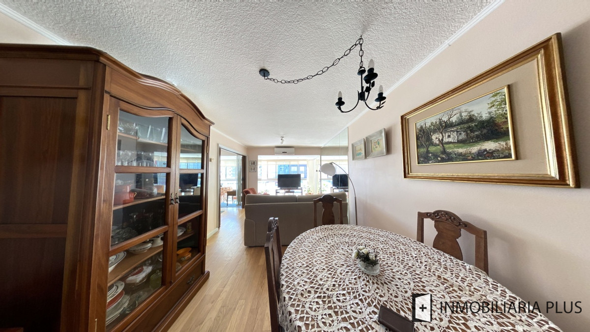 Apartamento ID.955 - Alquiler de Apartamento a pasos del puerto y la playa de Punta del Este con 2 dormitorios y piscina