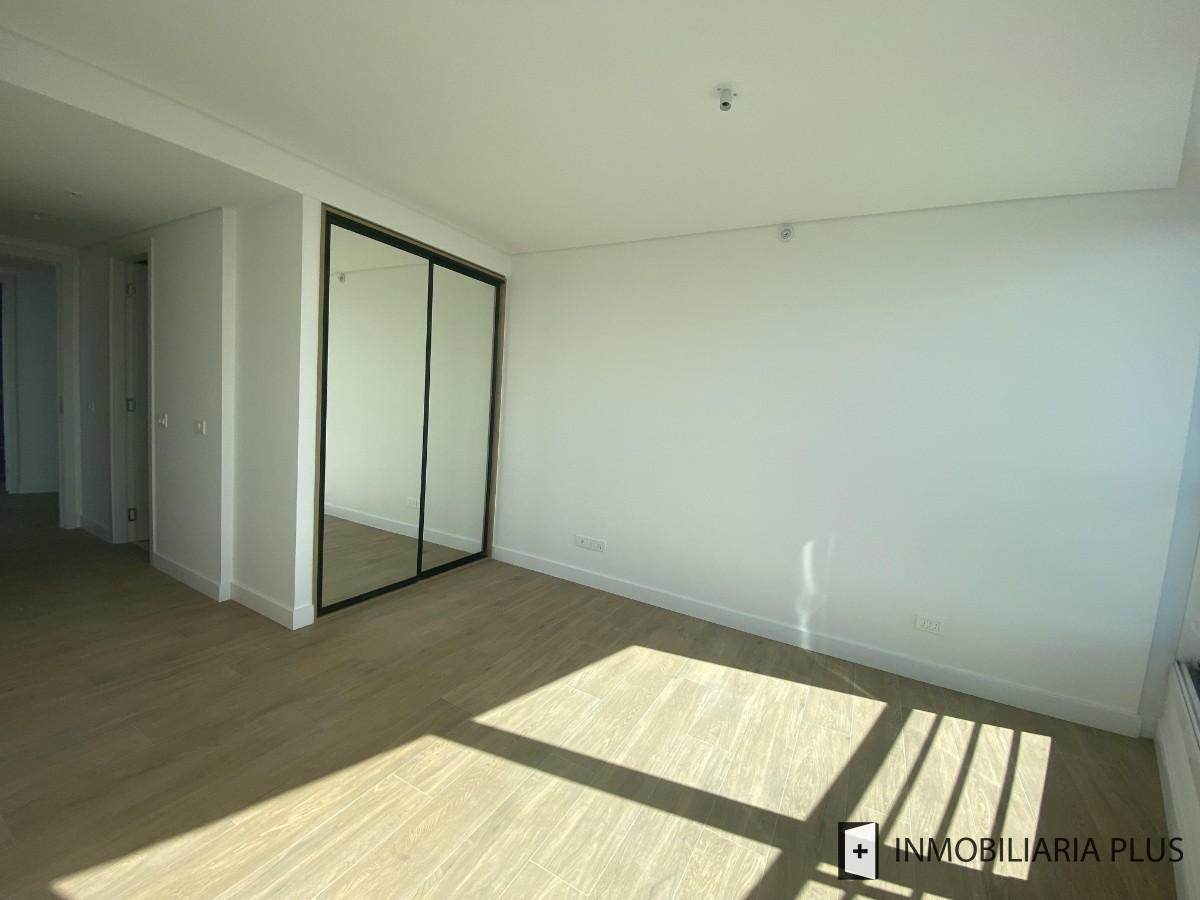 Apartamento ID.1740 - Venta de Apartamento de 3 dormitorios en Pocitos con terraza y 2 garajes en Montevideo