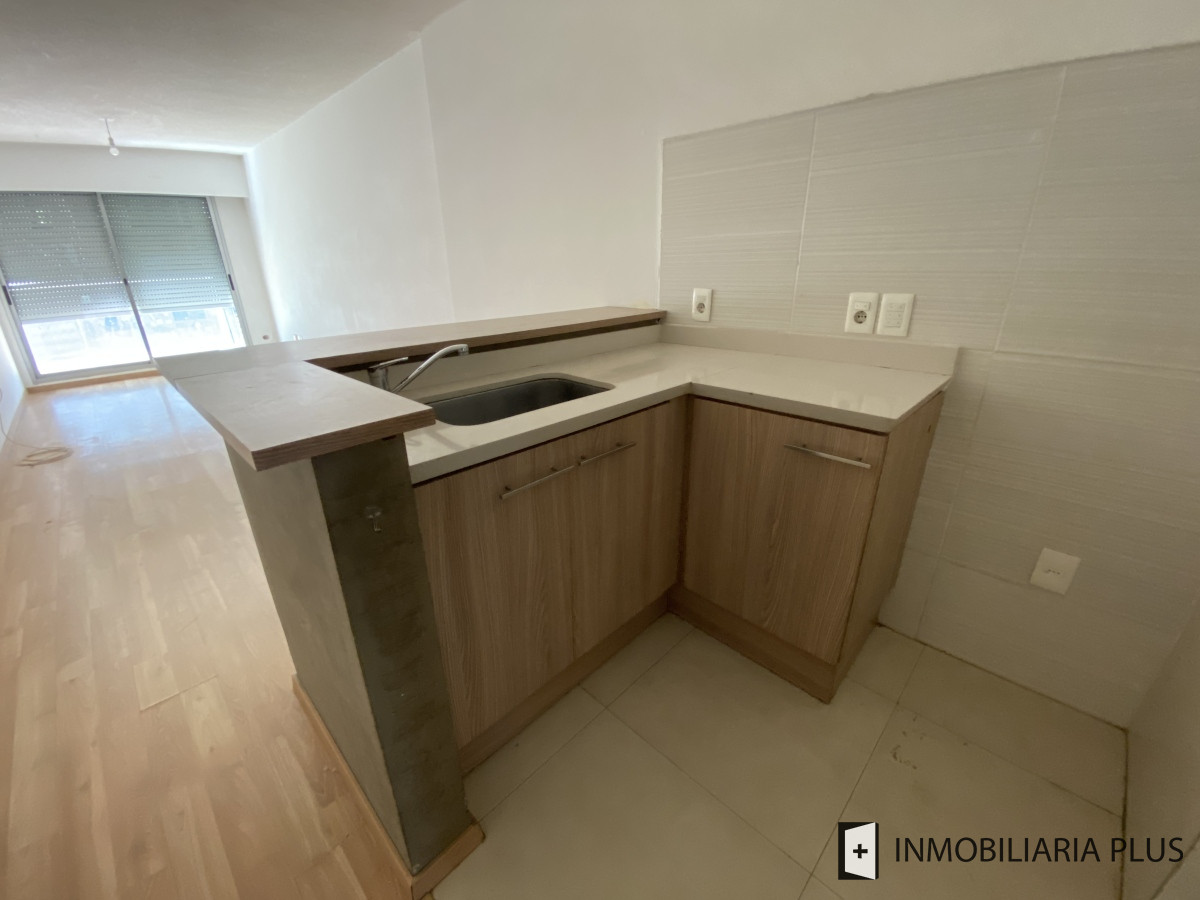 Apartamento ID.958 - Alquiler de Apartamento en Cordón SUR 2 Dormitorios al frente con GRAN FONDO, garaje, barbacoa y más