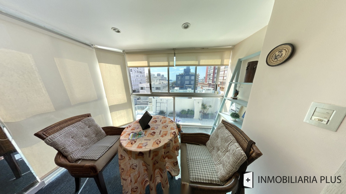 Apartamento ID.955 - Alquiler de Apartamento a pasos del puerto y la playa de Punta del Este con 2 dormitorios y piscina