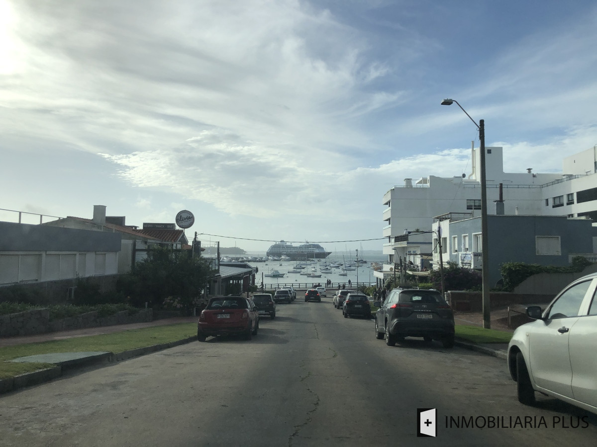 Apartamento ID.955 - Alquiler de Apartamento a pasos del puerto y la playa de Punta del Este con 2 dormitorios y piscina