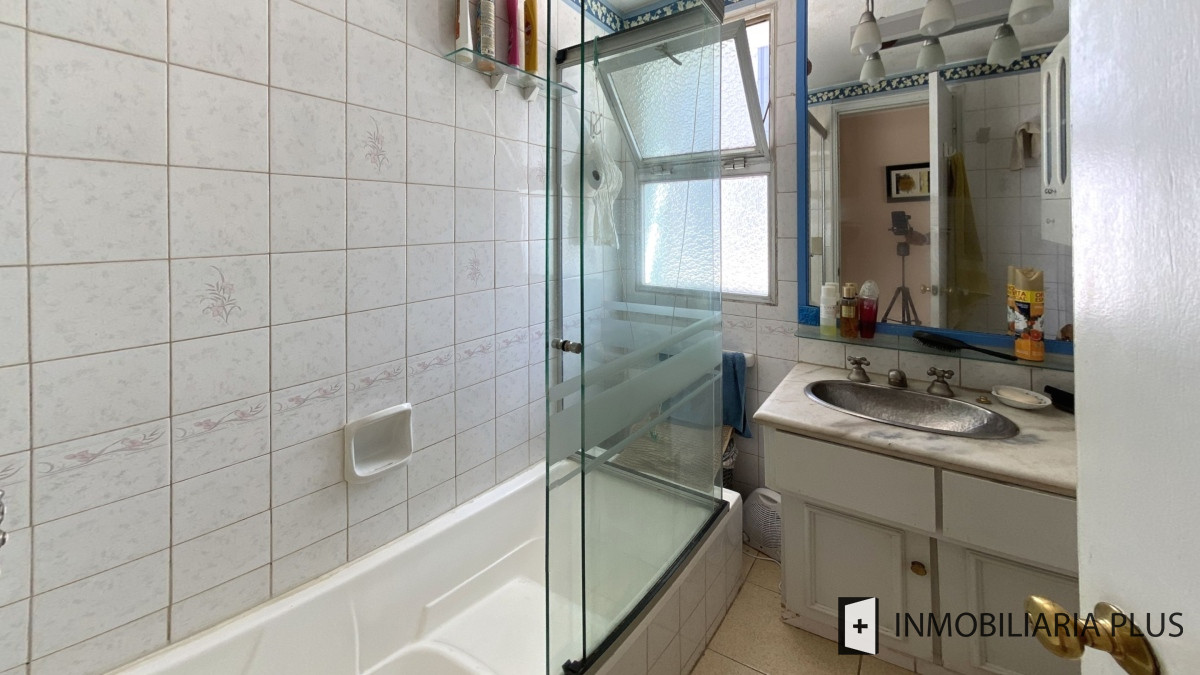 Apartamento ID.955 - Alquiler de Apartamento a pasos del puerto y la playa de Punta del Este con 2 dormitorios y piscina