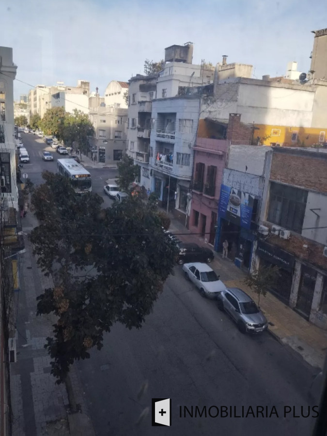 Apartamento ID.1200 - Alquiler de apartamento en el centro con 2 dormitorios con balcón a la calle en Montevideo