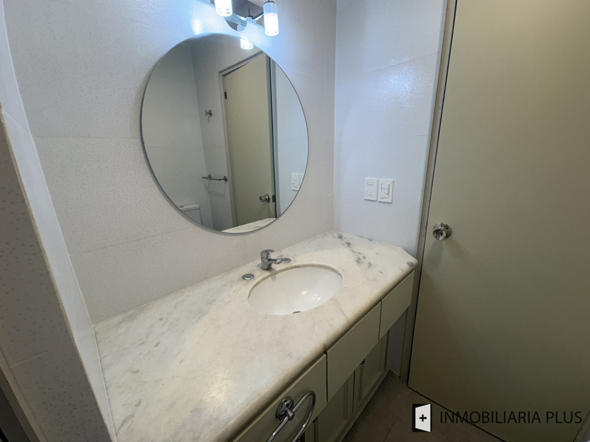 Apartamento ID.860 - Alquilo apartamento con PISCINA y parrillero propio para 4 personas a pasos del PUERTO de Puerto de Punta del Este C790A