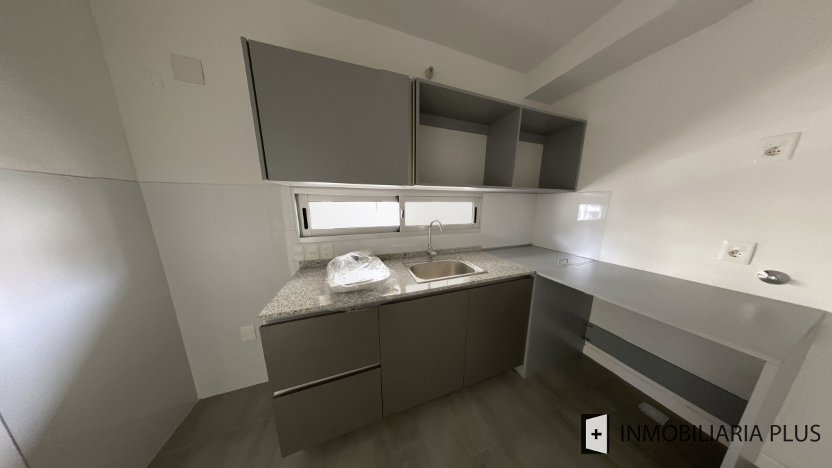 Apartamento ID.3 - Apartamento En Alquiler Sobre Av. 18, 2 Dormitorios Con Garaje En Cordón En Alquiler $31.000 Con Todos Los Servicios.