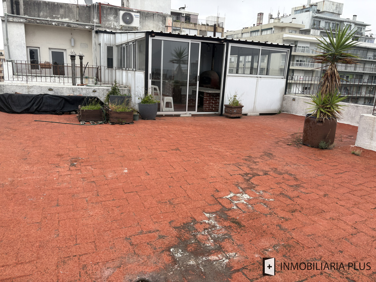 Apartamento ID.1449 - Venta de Penthouse de 1 Dormitorio y medio con Barbacoa Propia en el Centro de Montevideo sobre Av. 18 de Julio