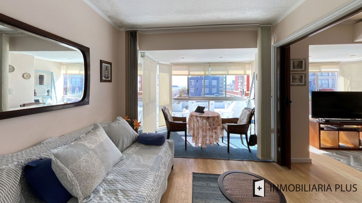 Apartamento ID.955 - Alquiler de Apartamento a pasos del puerto y la playa de Punta del Este con 2 dormitorios y piscina