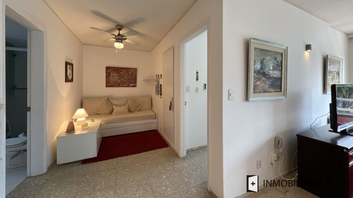 Apartamento ID.1096 - Alquiler ANUAL de apartamento con 1 Dormitorio y medio con garaje sobre Av. Gorlero con Gym, Lavadero y más