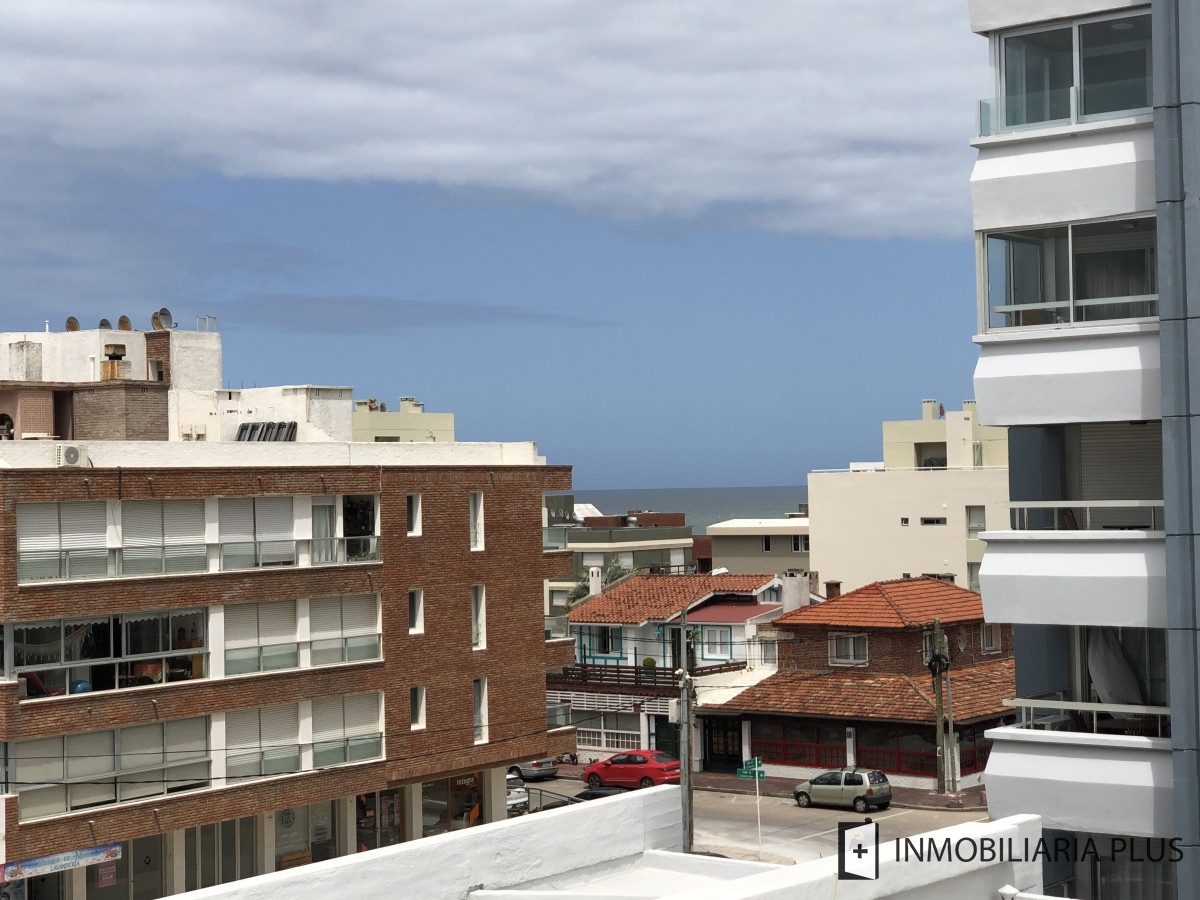 Apartamento ID.955 - Alquiler de Apartamento a pasos del puerto y la playa de Punta del Este con 2 dormitorios y piscina