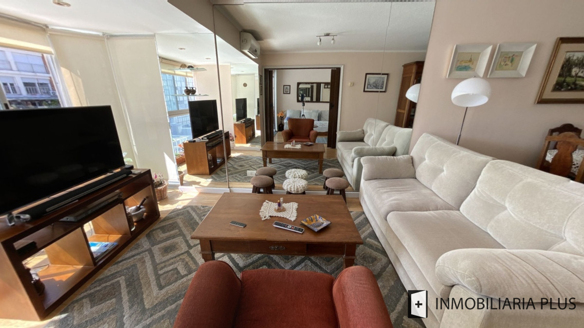 Apartamento ID.955 - Alquiler de Apartamento a pasos del puerto y la playa de Punta del Este con 2 dormitorios y piscina