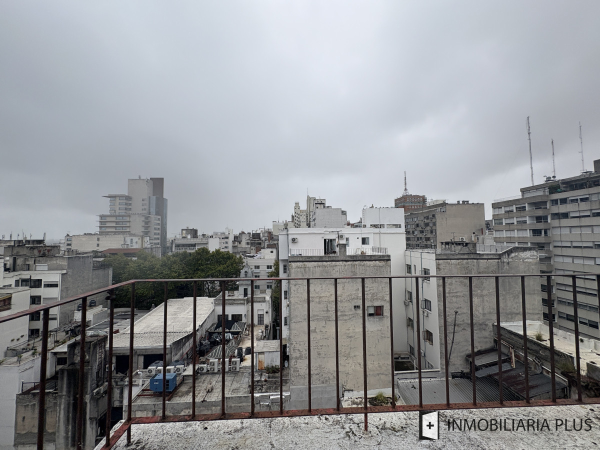 Apartamento ID.1449 - Venta de Penthouse de 1 Dormitorio y medio con Barbacoa Propia en el Centro de Montevideo sobre Av. 18 de Julio