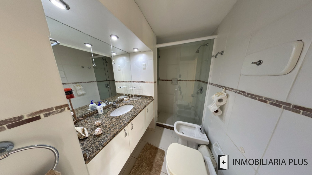 Apartamento ID.1096 - Alquiler ANUAL de apartamento con 1 Dormitorio y medio con garaje sobre Av. Gorlero con Gym, Lavadero y más